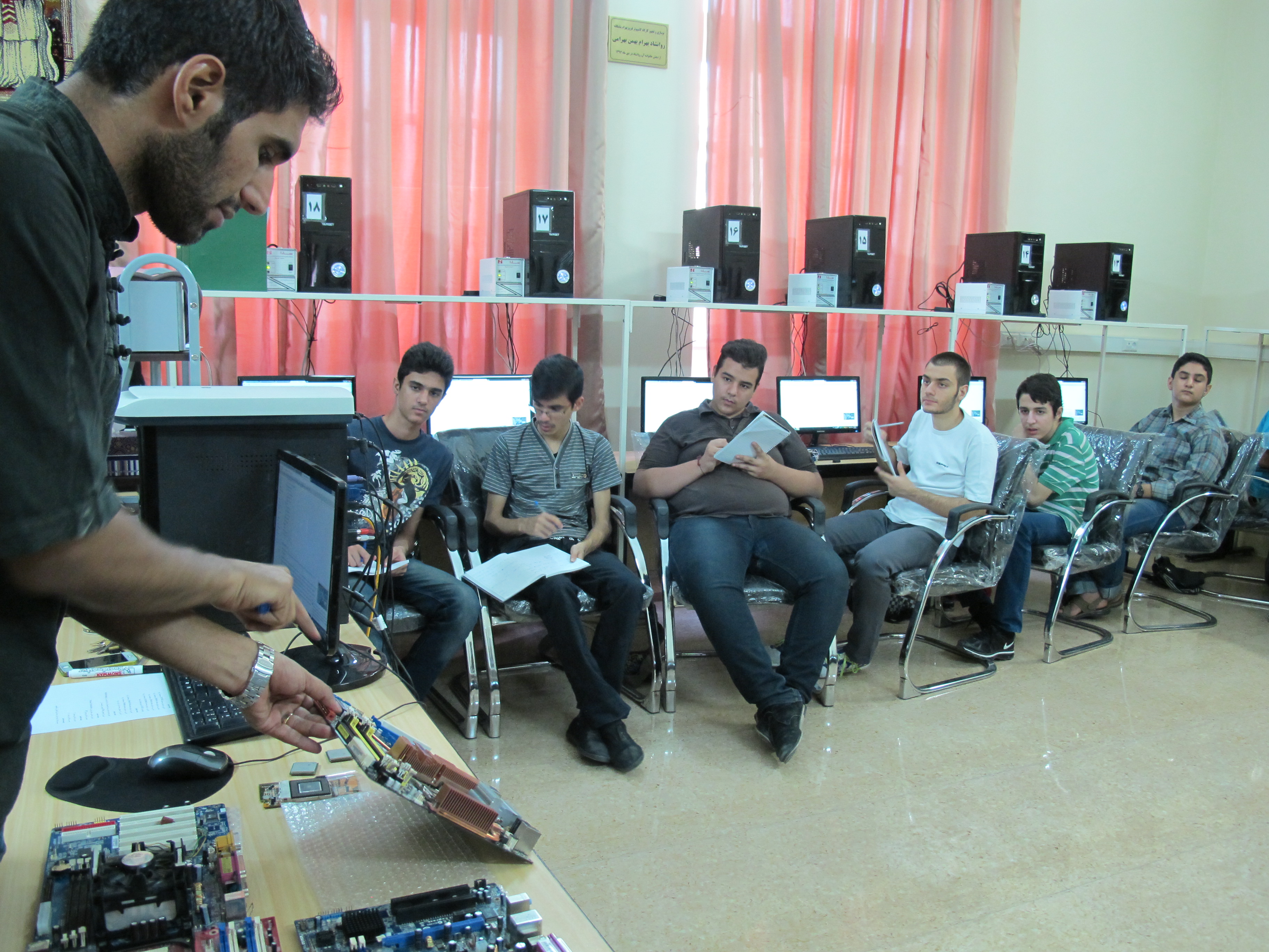 برگزاری کلاس آموزشی ویندوز 7 در دبیرستان ماندگار فیروزبهرام
